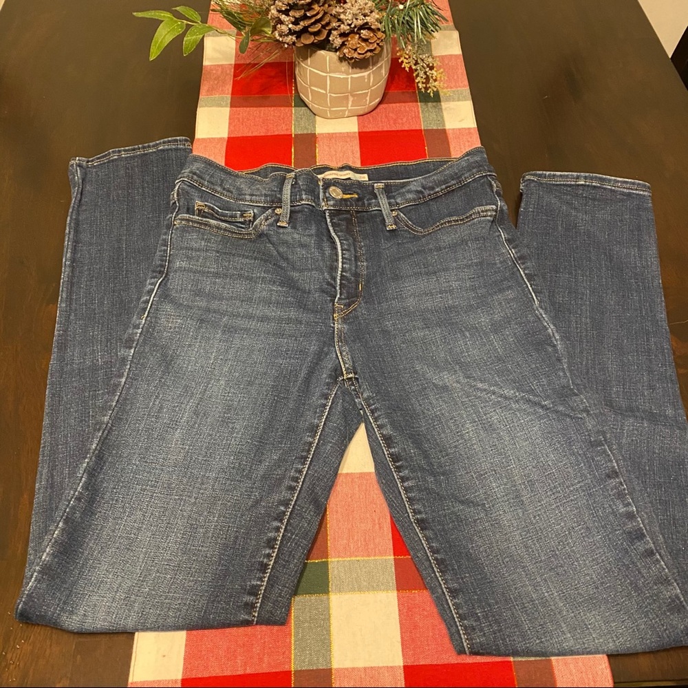 Women’s Levi’s jeans